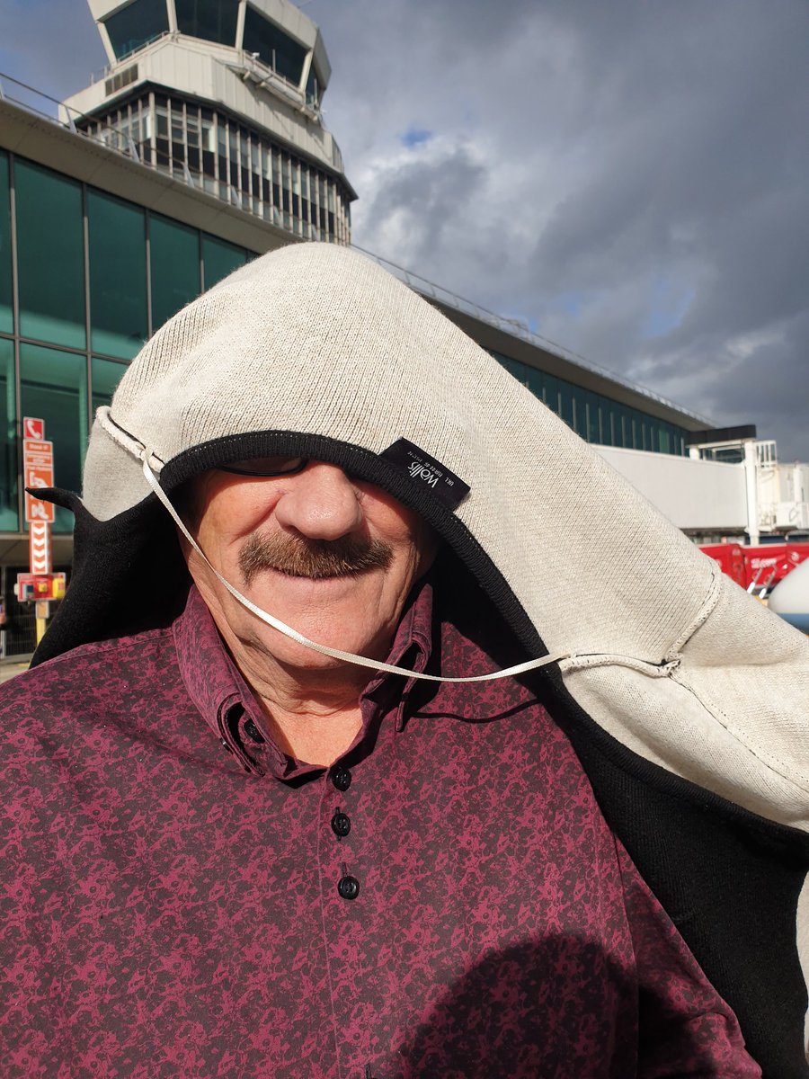 PaulChuckle2's tweet photo. There's no way I'm getting wet @flybe @manairport and its windy #ColdWeatherComing https://t.co/AHfkcOFByo