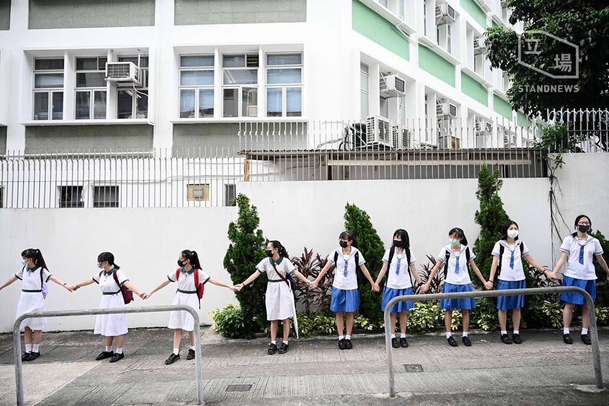 phoebe_owl's tweet photo. Hong Kong students went on strike and formed human chains in front of schools.
#FreeHongKong #StandwithHK #classboycott #LiberateHK #LiberateHongKong #RevolutionOfOurTime #PassHKHumanRightsAndDemocracyAct #5DemandsNot1Less #5DemandsNotOneLess #CollegeStudent #BackToSchool https://t.co/k7aaIftUjr