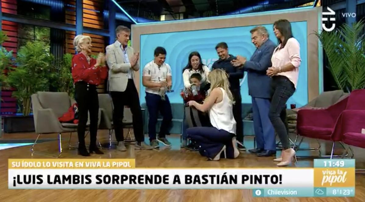 Teleton's tweet photo. [AHORA] ¡El cantante #LuisLambis sorprendió a nuestro embajador, Bastián Pinto en @VivaLaPipol! Mira la transmisión acá 👉 https://t.co/imFisxxk39 https://t.co/NccTnFXltB