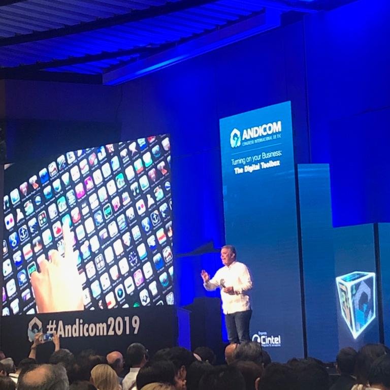 enlanubecol's tweet photo. Teniendo en cuenta la visión de la nación para el desarrollo digital del país, ofresemos servicios enfocados a acelerar la #TransformacionDigital para las empresas. #Andicom2019 https://t.co/8SivaCvucM