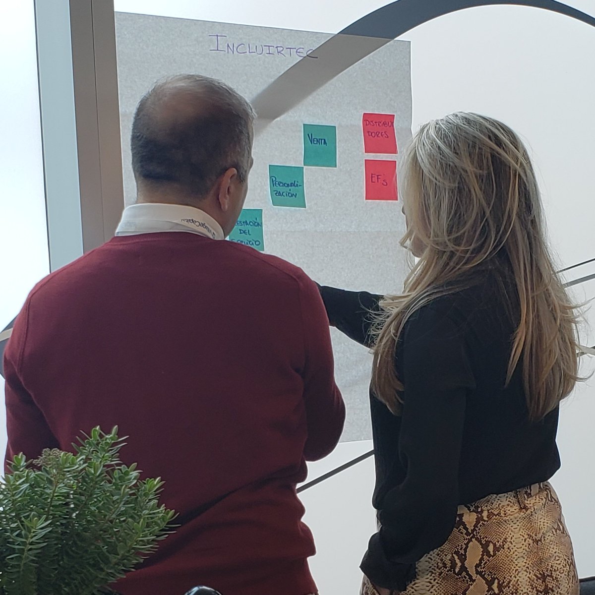 VilCap_Latam's tweet photo. Las #startups mapean su modelo de negocio en preparación para la sesión con mentores que les darán feedback al respecto.  #FinanceForward2019 https://t.co/OI20bdX0iQ