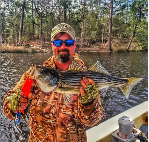 Smiles are bigger with big fish in your hand! #calcuttahat #calcuttacap #calcuttafishing #fishinghat 

📸:Carolina_traditions_guide