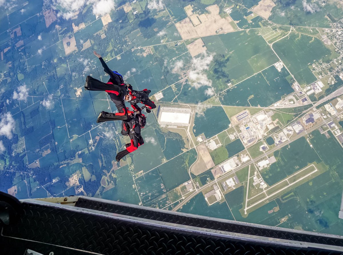 SkydiveINDY's tweet photo. A 4-way begins...  #skydive  #funjumpers #goals  #skydivefam #makeitcount https://t.co/KLT74tgiQV