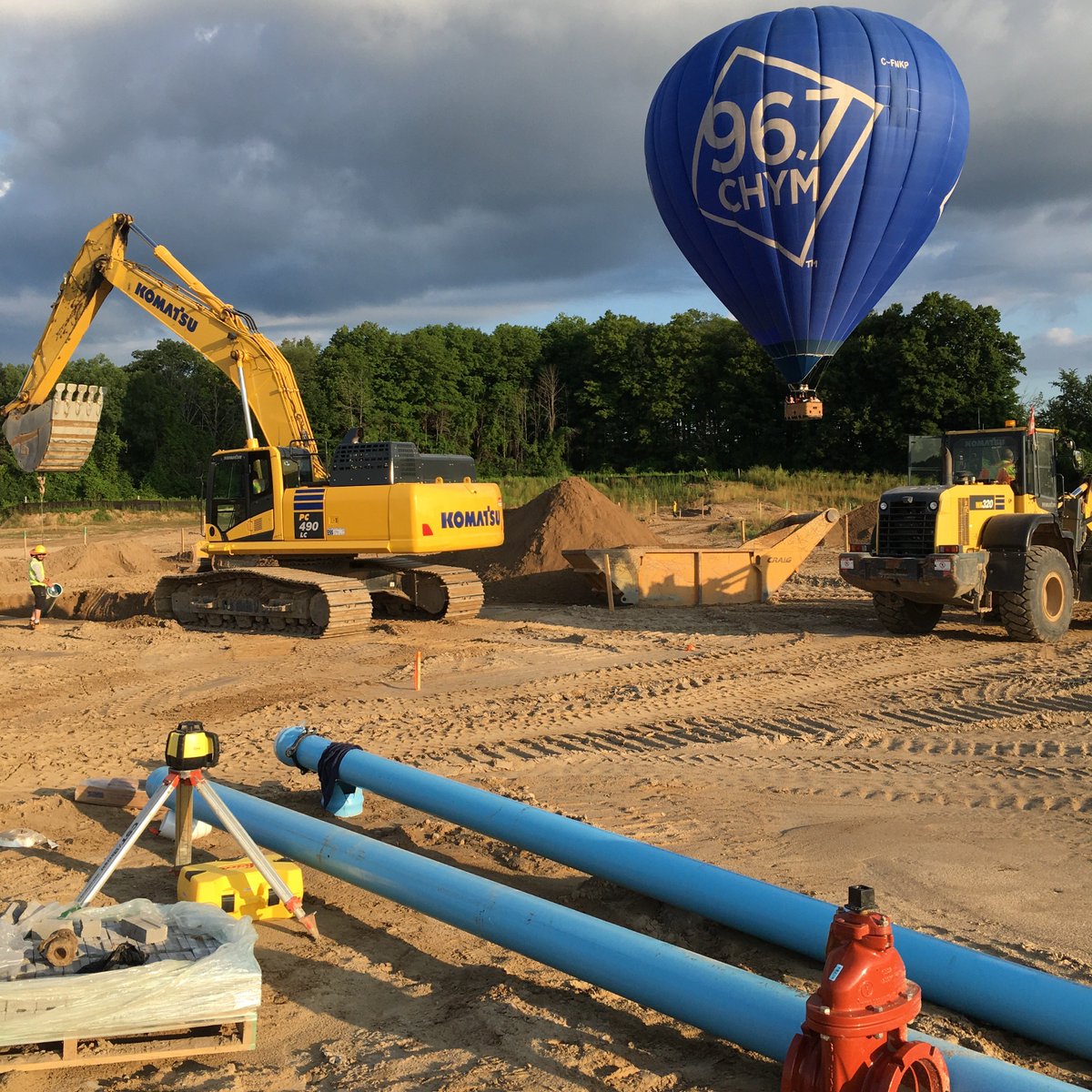 ESS1946's tweet photo. The balloon visits a job site where Komatsu machines run the show. #hotaairballon  #PC490 #Wa320 #Loader #Excavator #Komatsu #radio #fm #Kitchener #Waterloo @iN4StructureLtd @KomatsuConstr https://t.co/AtfbTzKdAJ