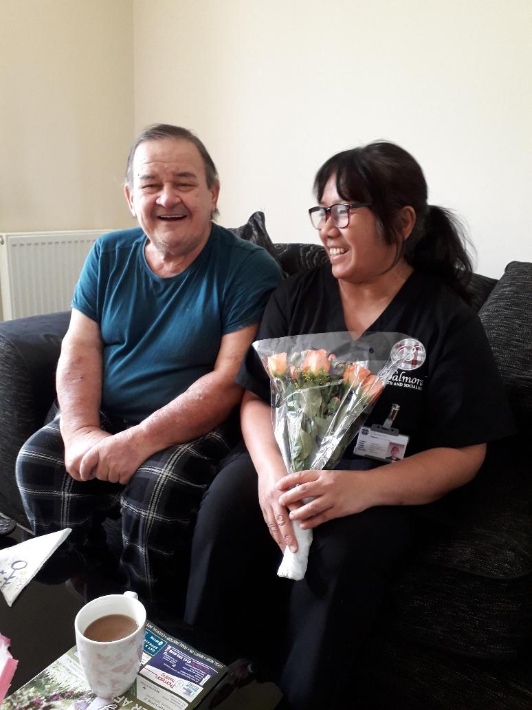 BalmoralBearsd1's tweet photo. #Nationalcarersday
Another one of our wonderful care workers with small bouquet as a gesture of thanks from Jim 💐
#BalmoralHSC
#MentalHealthAwareness 
#daretobedifferent https://t.co/HeamsO2mo1