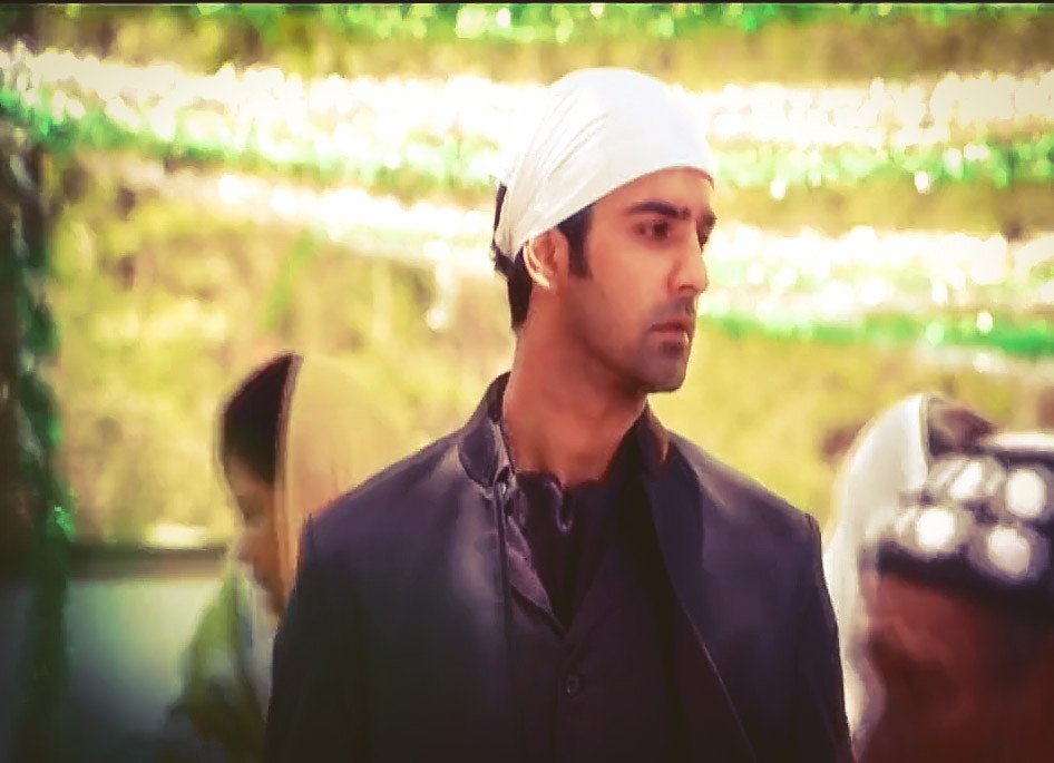 ASR lost in khushi or Irritated with her dupatta  I am confused I love how khushi praying cutely " Quaja ji "  #Arshi  #RabbaVe  #IPKKND #SanayaIrani  #BarunSobti