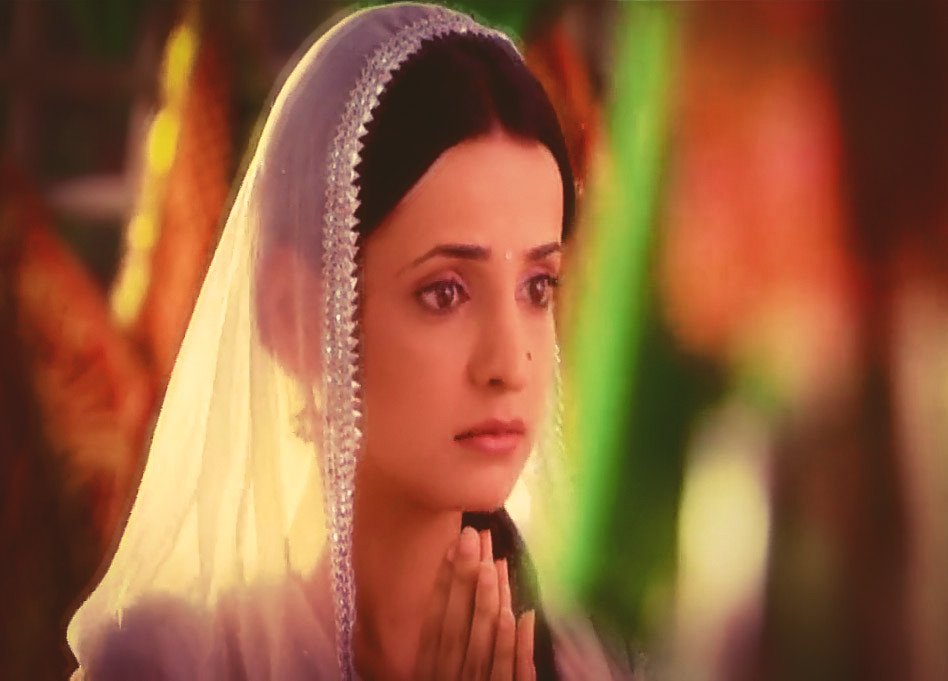 ASR lost in khushi or Irritated with her dupatta  I am confused I love how khushi praying cutely " Quaja ji "  #Arshi  #RabbaVe  #IPKKND #SanayaIrani  #BarunSobti