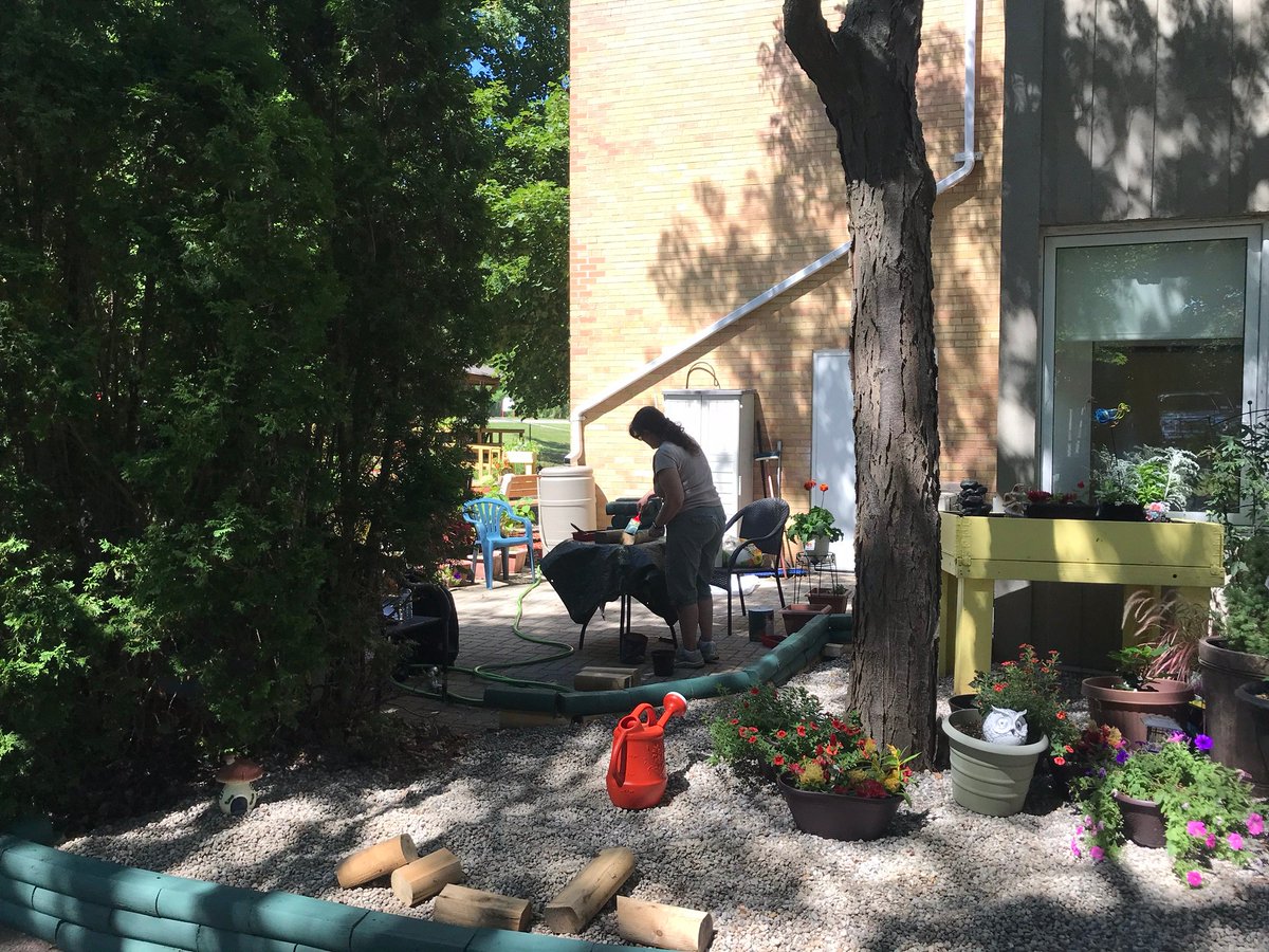ken_chil's tweet image. Enbridge Gas employees and family volunteered to beautify the gardens at the Bell Lane Seniors Residences, part of the John Noble House in Brantford, ON.  We painted over 100 linear feet of garden wall, in addition to other tasks  @EnbridgeGas #hhia #envgiving