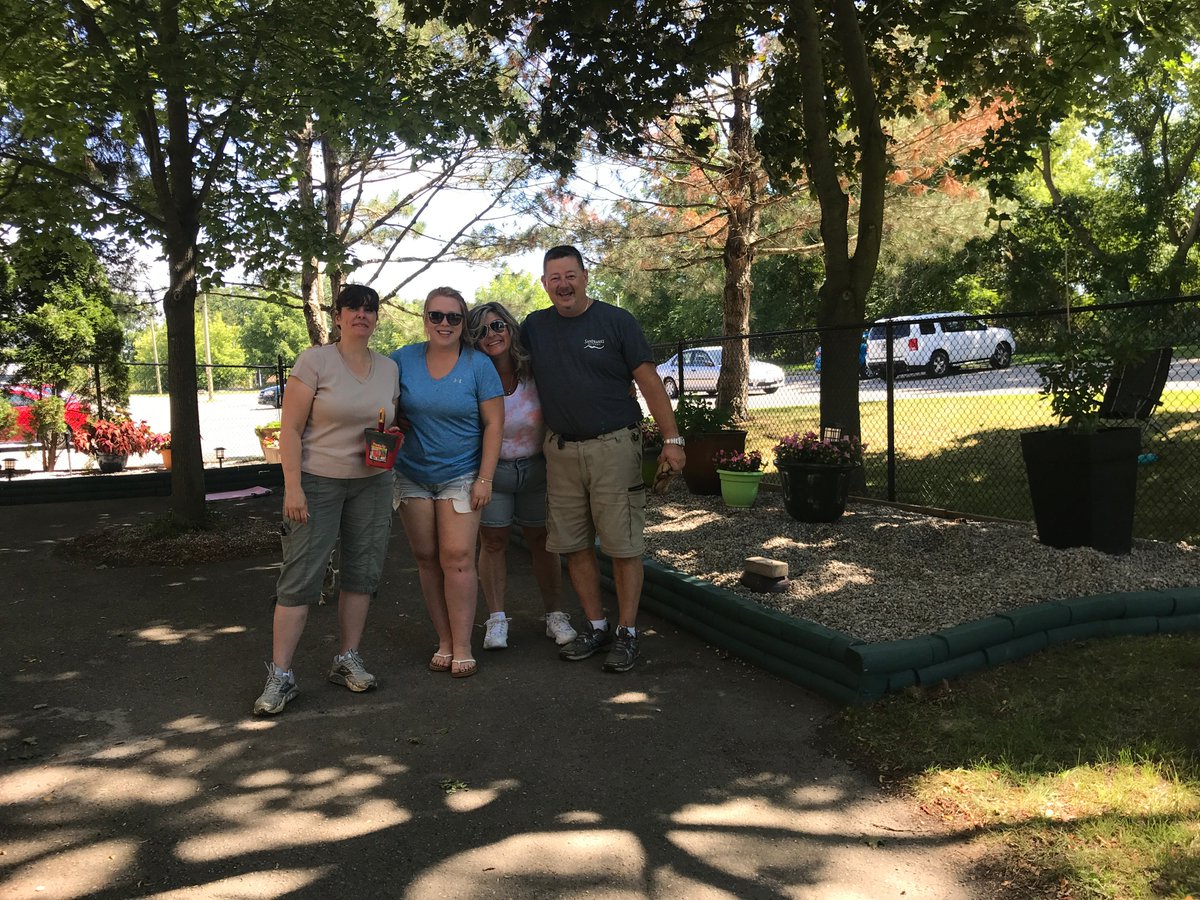ken_chil's tweet image. Enbridge Gas employees and family volunteered to beautify the gardens at the Bell Lane Seniors Residences, part of the John Noble House in Brantford, ON.  We painted over 100 linear feet of garden wall, in addition to other tasks  @EnbridgeGas #hhia #envgiving