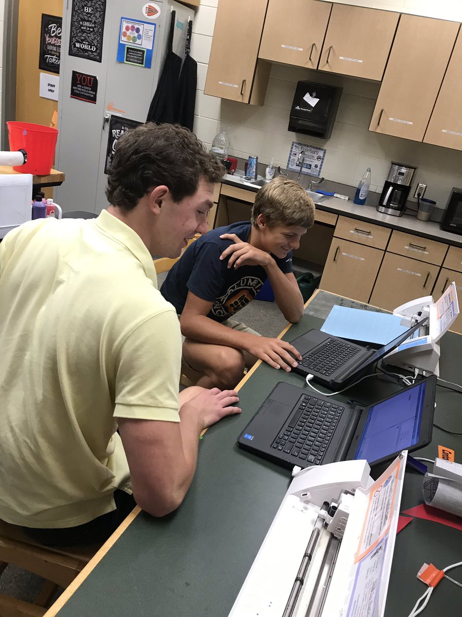 Pinchbecklib's tweet photo. A librarian’s dream! Flexible seating zones being respectfully used as each student and group need @PowhatanHS @phslibt #phstechbar #phsmakerspace #lunchblock @aharrisonx2 #somemomentsareperfect https://t.co/MMjrphLua7