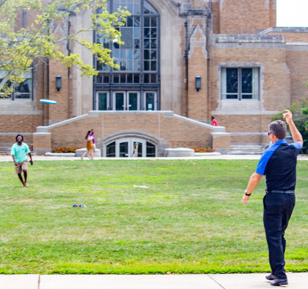EIUHousing's tweet photo. From hammocking, to frisbee, to just soaking up the sun, what's your favorite activity to enjoy on the quads? #GreatOutdoors #Quadding #PantherLife https://t.co/it4eSmAMPu