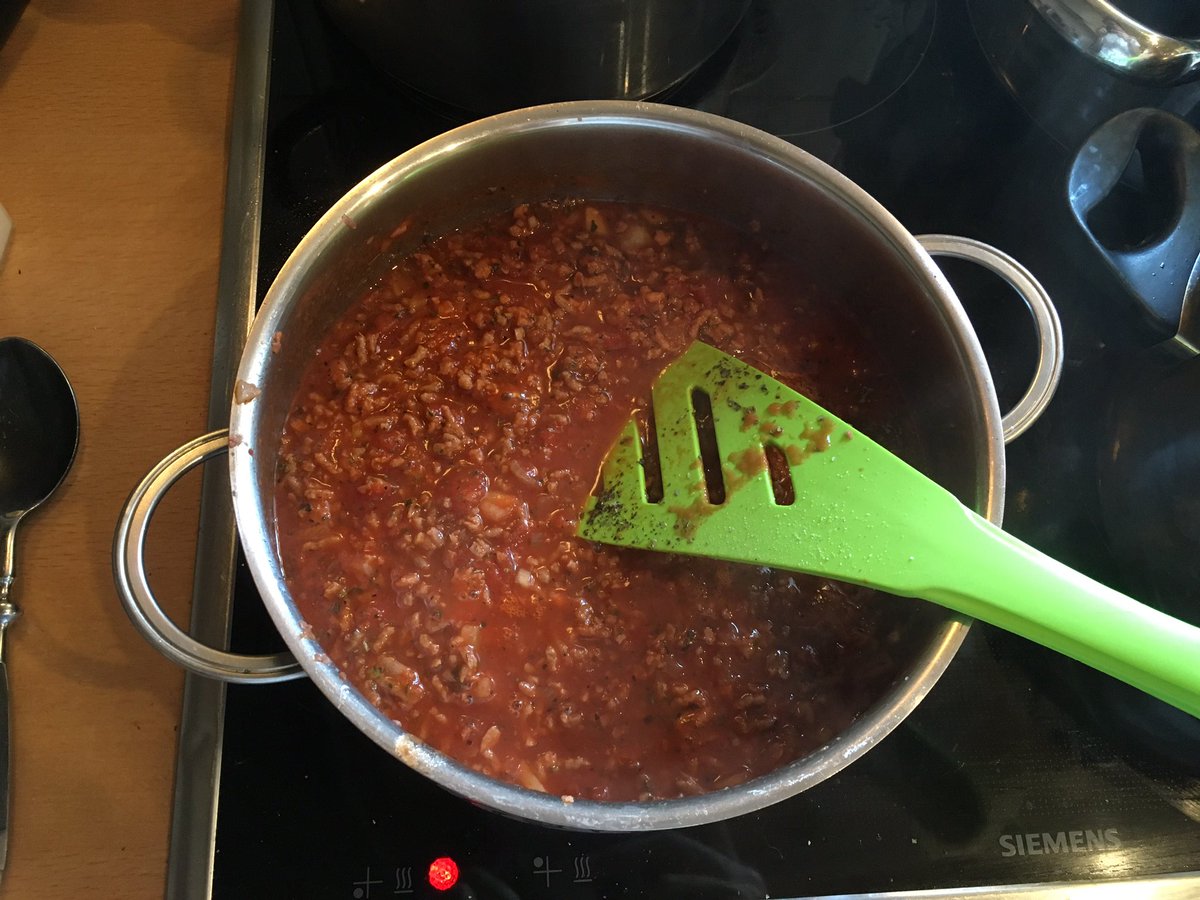 Quatschel's tweet photo. Und so sieht jetzt die fertige Bolognese aus. Täuschend echt, würde ich sagen. Und schmeckt auch so. #NextLevel #NextLevelHack https://t.co/xzAxNyUg08