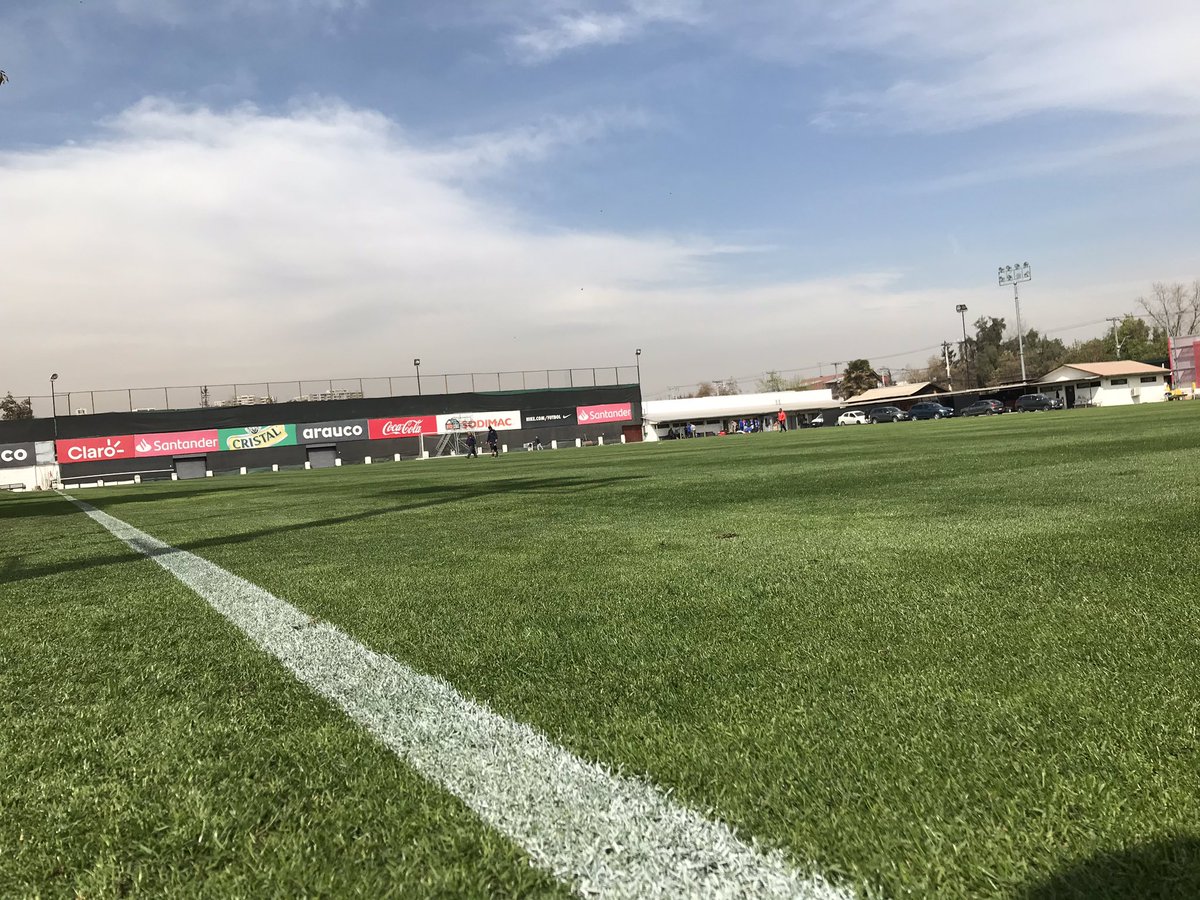 LaRoja's tweet photo. 🇨🇱 Terminó la práctica de #LaRojaSub23 en Juan Pinto Durán.

⚽️ Antes de viajar a Brasil, Chile se impuso a @AC_Barnechea por 3-0 con goles de Victor Dávila, Benjamín Gazzolo y César Munder.

👏🏻 ¡Gracias por este gran entrenamiento, Huaicocheros! https://t.co/Xh6fLe8tWg