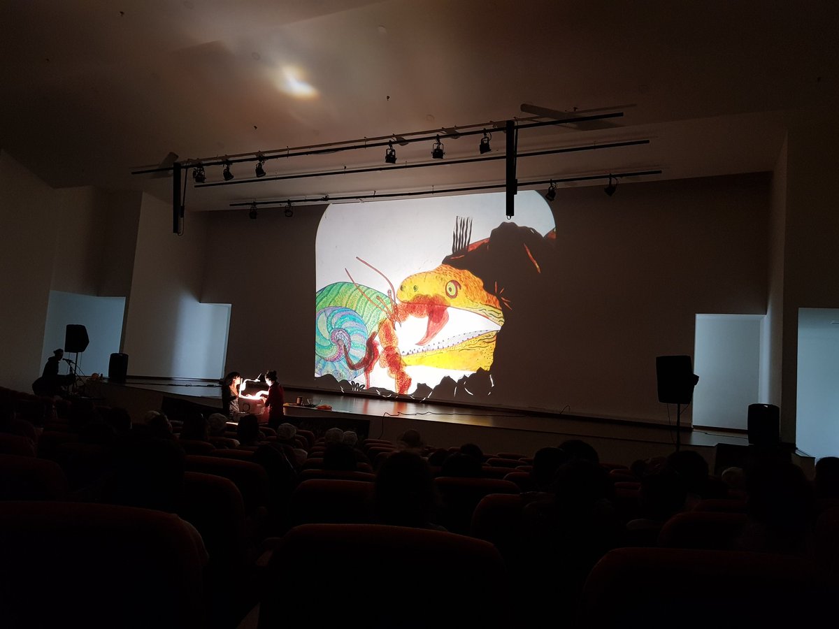 Imágenes de la Agrupación JuEgOs TrAnsLúCidOs y su obra "Simbiosis". Acetatos de colores, agua, papel, retazos, ilustraciones, recortes y mucha creatividad demuestran que en las artes escénicas no existen límites.
 
#21FTT2019 #TenjoEsTeatro

Apoya: <a href="/mincultura/">MinCultura Colombia</a> y <a href="/AlcaldiaTenjo/">Alcaldía de Tenjo</a>