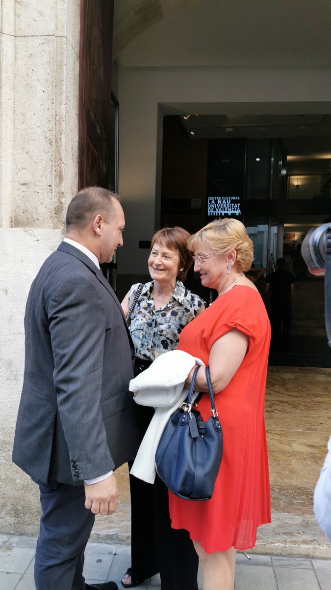 UV_EG's tweet photo. La rectora de la UV @mavi_mestre i la secretària general M. Elena Olmos reben, a les portes de l'històric edifici de @LaNauuv, al @GVAvicepres2n i Conseller d'Habitatge i Arquitectura Bioclimàtica @rmartinezdalmau per a la inauguració del X Encontre #CONPEDI. https://t.co/VsaZ76yNLa