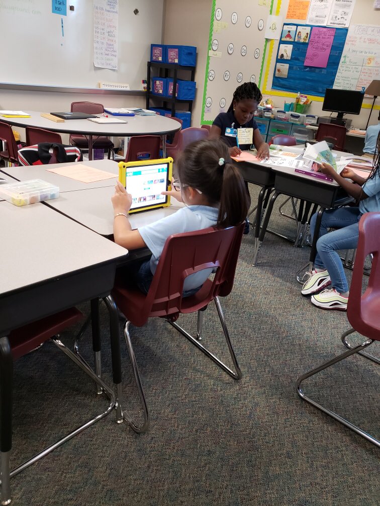HolmquistES's tweet photo. @arria_glover ‘s #HMQ3rd using technology to extend their learning in language arts #BlendedLearning @LINC_PD https://t.co/0cT6JLZcIa