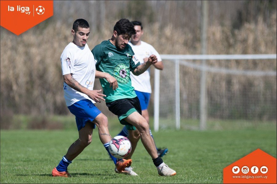 LaLigaUy's tweet photo. 📰 Master: @calasgargolas goleó 4-1 a Niupi y quiere pelear en el Torneo Intermedio

Lee ➕ https://t.co/EsHhKuOGiE

#LaLigaUy2019 #NoticiasUy #SomosFútbol https://t.co/xqZEr8hMtJ
