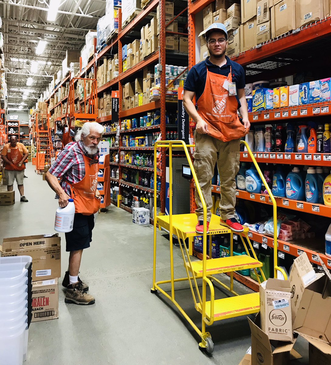 shwnquinn's tweet photo. 6206 Morning Team BLITZ!! Cleaning aisle Top Sales class. Team did a great job!🥇#MODblitz @hmalak @jackc4252 @hdfairfield @JasonArigoni https://t.co/UmwlSZ9XTo