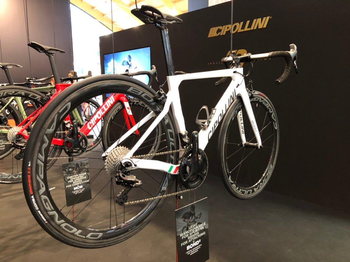 MCipolliniJP's tweet photo. ユーロバイクショー会場より最新の画像
2020MCipollini 新型BOND2発表されました!
#eurobikeshow #MCipollini #MY2020 #YSROAD
#bond #mycipo #carbon #frameset #cipollini #roadbike #italian #roadcycling #bike #instapic #instabike #cycling #discbrakes #Discroad #new https://t.co/fGwdVtXrBd