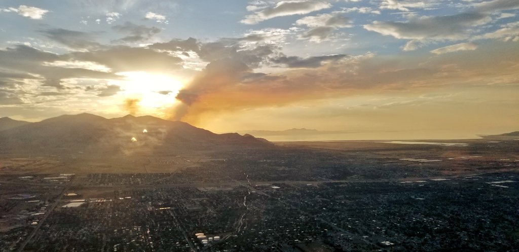 AvalonGale's tweet photo. Tales from the window seat. ✈ 

Seattle, Salt Lake City, and somewhere around LA (I think, lol).

There was a fire in the mountains near SLC. Didn't look too bad, but crossing my fingers that everyone stays safe there. ♥

#windowseatforlife https://t.co/mVinHTi85v