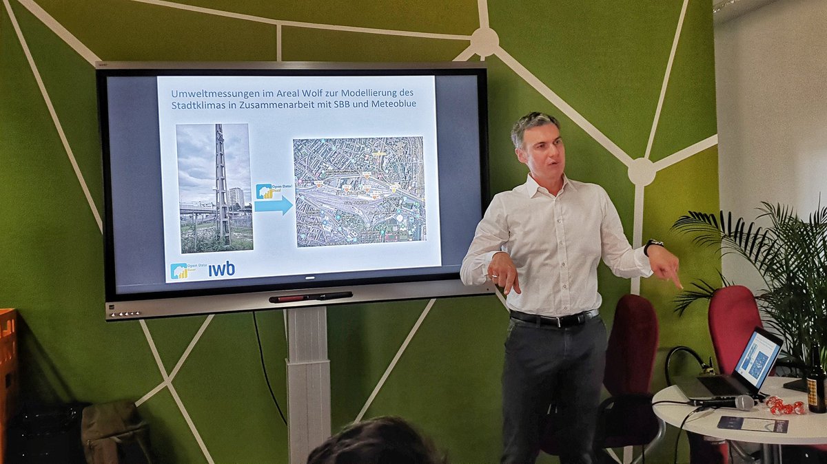 DemLabCH's tweet photo. Live vom @opendatabeerCH in #Basel:
Patrick Wellnitz von der @IWB_Basel über viele #Daten, die in der smarten Stadt stecken, wozu man sie nutzen kann und was der Unterschied zwischen #DataOwner, #DataBroker und #DataUser ist.

#SmartRegioBasel #SmartCityLabBasel @OpenDataBS https://t.co/50vFDz7xV9