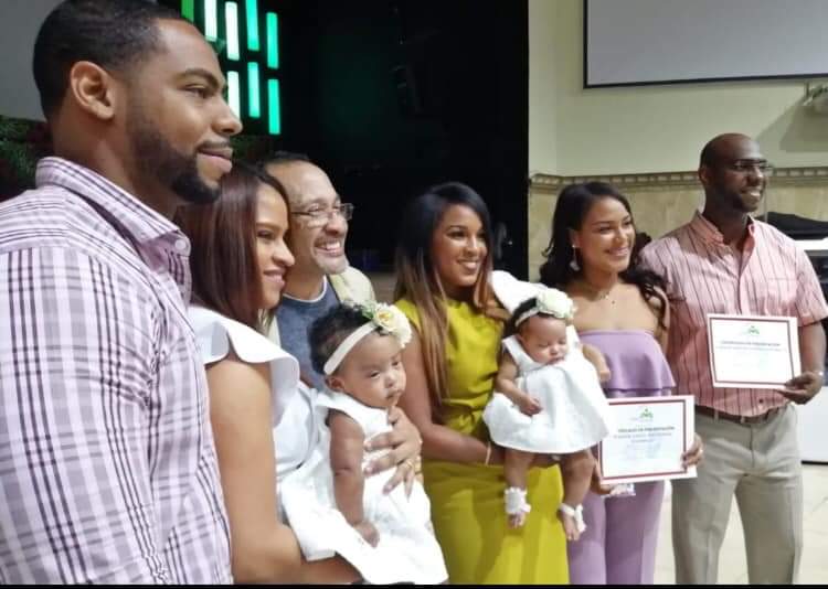 AlfarerosColon's tweet photo. En @alfareroscolon presentamos al Señor los niños. Establecemos una sociedad entre padres, testigos y Dios para que los #Guíe por Su #EspírituSanto y les dé la #Sabiduría necesaria para criarlos en el temor de Dios. #CasaDelAlfarero #AlfarerosColón #AlfaTime. https://t.co/wWFyVyt55f