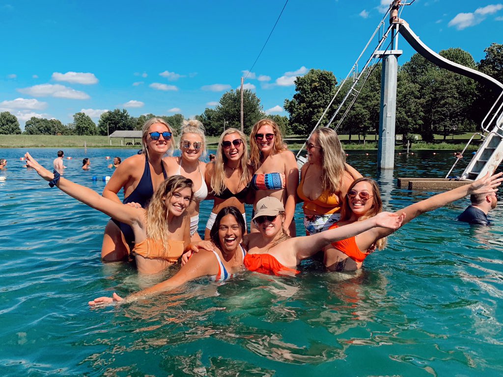 chloeeanslinger's tweet photo. itโs all about who youโre with. #whydzwednesday https://t.co/dawydT6d38