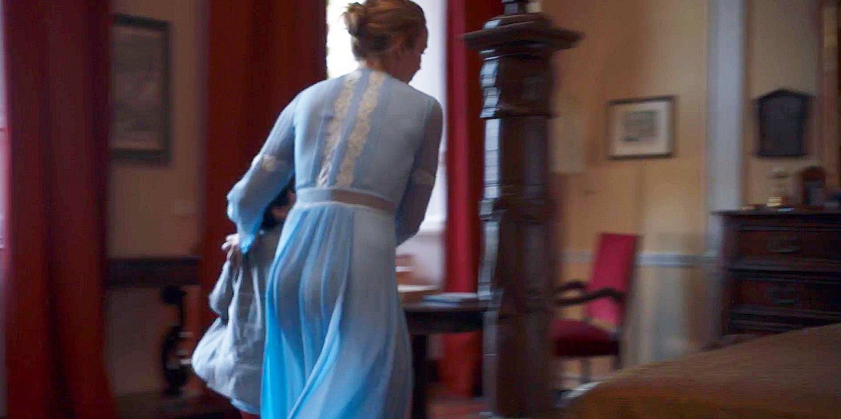 no one: 

villanelle: 

|　　　　  　\
|　　　　        \
|　　　　　　   \
|                ＼       ＼  
|　　　　　＼        ＼ 
|　　　　　　\　    　\       
|　　　　　　 |　   　 |
|　　　　　　/　　     /
|　　　　　 ／　      ／
|　　　　　  |　　　 |