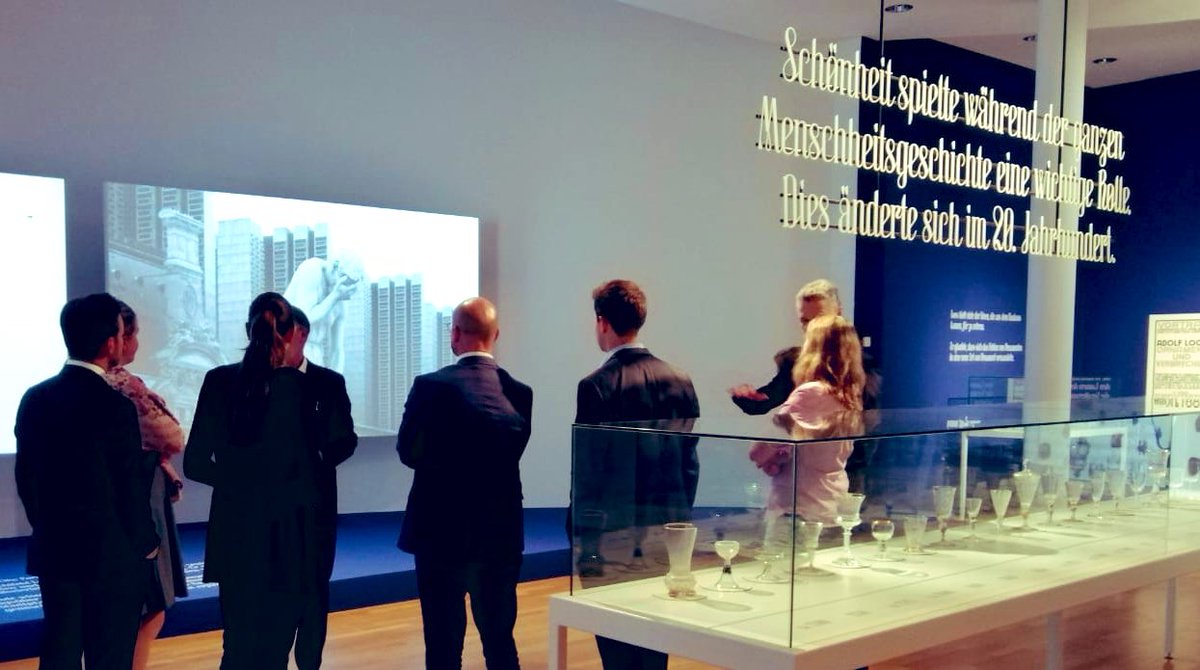 ADVANTBeiten's tweet photo. Heute heißt es: "#Kunst hautnah erleben"! Mit unserer internen Veranstaltungsreihe "BB-Art" genießen wir im #Museum Angewandte Kunst eine private Führung zur Ausstellung "Sagmeister & Walsh - Beauty". #beitenburkhardt #BBArt #makfrankfurt #BBInsight https://t.co/JPy2BbhyPQ