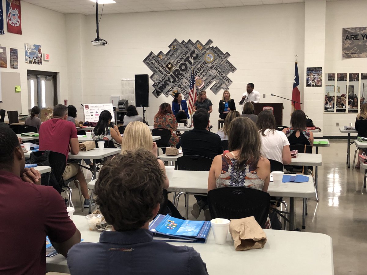 connie_gonz's tweet photo. Judge William Cruz Shaw moderating the “Social Issues” panel with input from @BBBSA, @SAISD & @CISNational. Time to get uncomfortable as we realize what some of our students endure each day... #EDUCRU #lsa44 https://t.co/REoq9y05Kp
