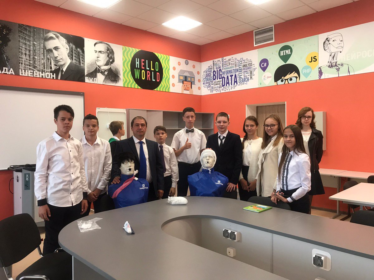 Замечательное оборудование пришло в #ТочкаРоста - старшеклассники оценили!
Отработали навыки оказания первой помощи на месте происшествия, познакомились с 3d-принтерами
#НацпроектОбразование <a href="/samminobr/">МинОбрНауки СО</a> <a href="/pu_monso/">Поволжское управление МОиН СО</a> <a href="/Volzhsky_adm/">Администрация Волжского района</a>