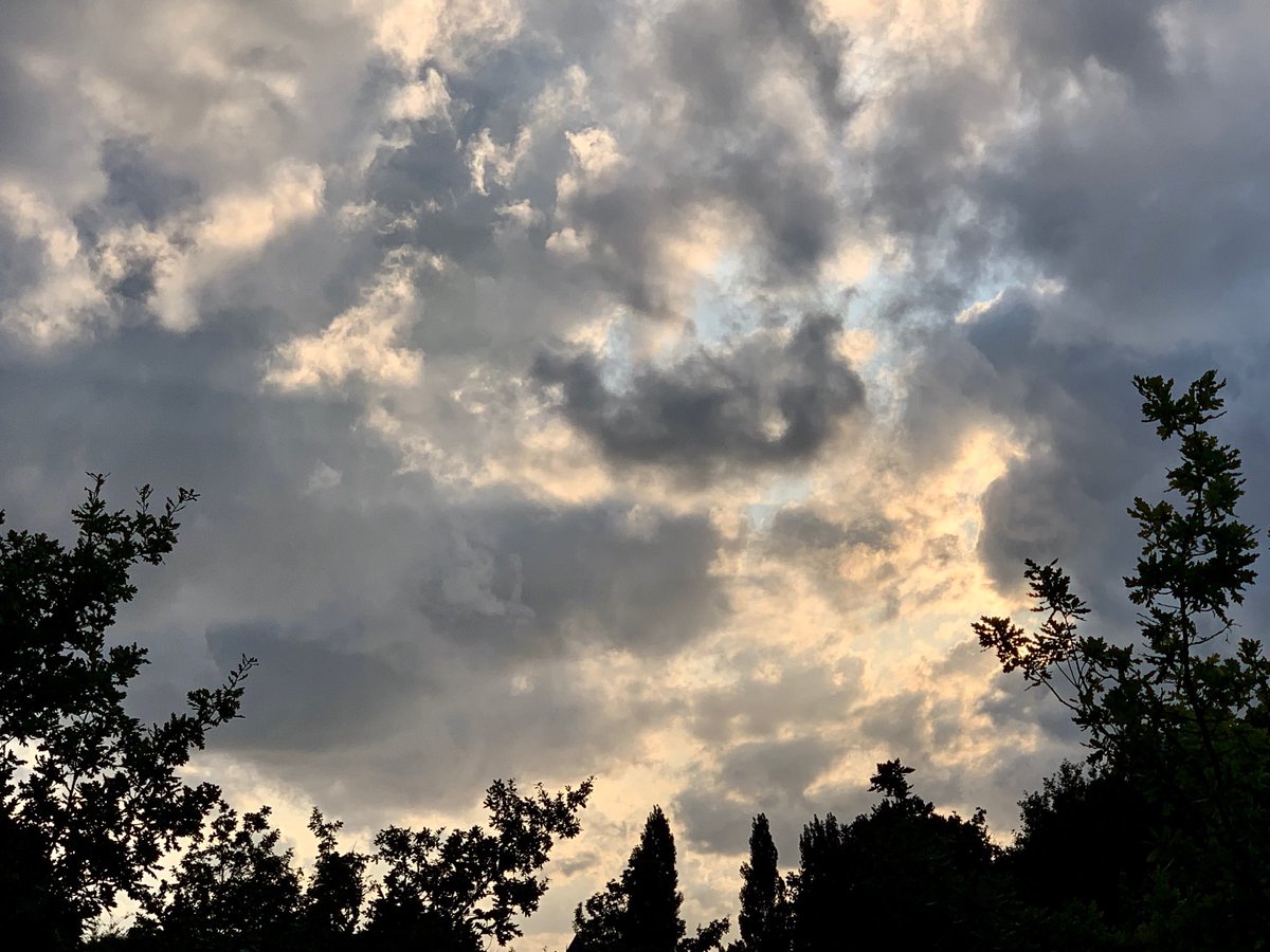 Wat zijn de wolken met schittering van de zon weer mooi🌤@EarthandClouds @EarthandClouds2 @mooieluchten @mooielucht @MeteoGroupWeer @weeronline @Weerplaza @BuienRadarNL @tddebrabander ⁦@WilliamHuizinga⁩ #cloud #weer #weerfoto #phonephotography #photography #earthandclouds