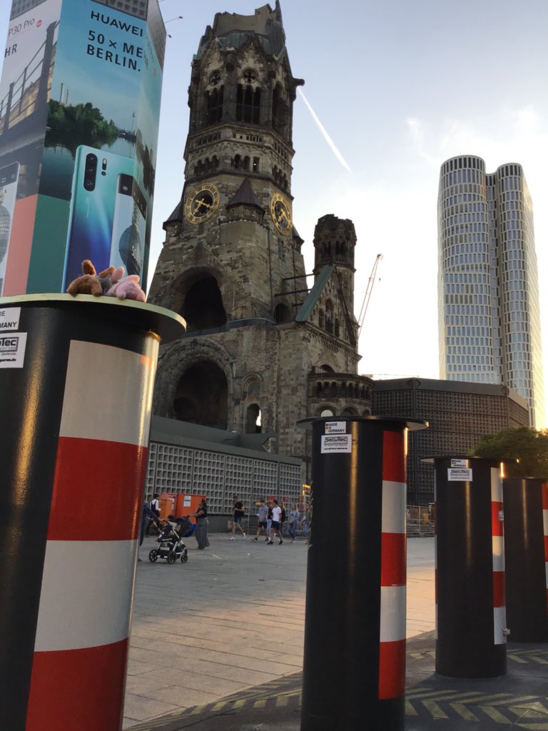 風牙 カイザーヴィルヘルム記念教会だよ 第二次世界大戦で壊れたのをあえてそのまま残す形で修復して使っているんだ クリスマスには周囲はクリスマスマーケットになるんだけど 車止めがありますね 数年前に車が直接突っ込むテロが起きたからだね 風牙 カイザーヴィルヘルム記念教会だよ 第二次世界大戦で壊れたのをあえてそのまま残す形で修復して使っているんだ クリスマスには周囲はクリスマスマーケットになるんだけど 車止めがありますね 数年前に車が直接突っ込むテロが起きたからだね