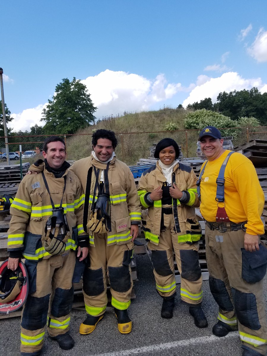 Darrinkellypgh's tweet image. Getting ready at @PghFireFighters #Fireops