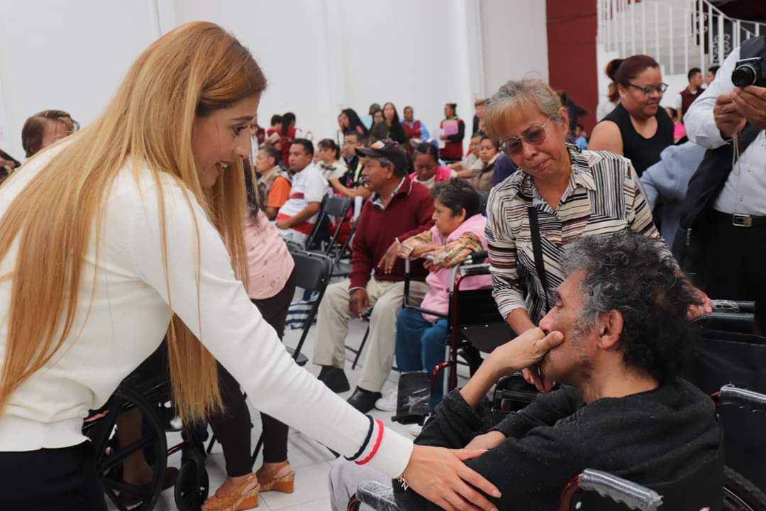 El día de hoy la Dirección de Promoción Social #Chicoloapan, el #DIF municipal, cuerpo edilicio y su servidora, hicimos entrega de sillas de ruedas para los ciudadanos que lo requerían.

Continuamos trabajando para todos.

"Los resultados los construimos todos"