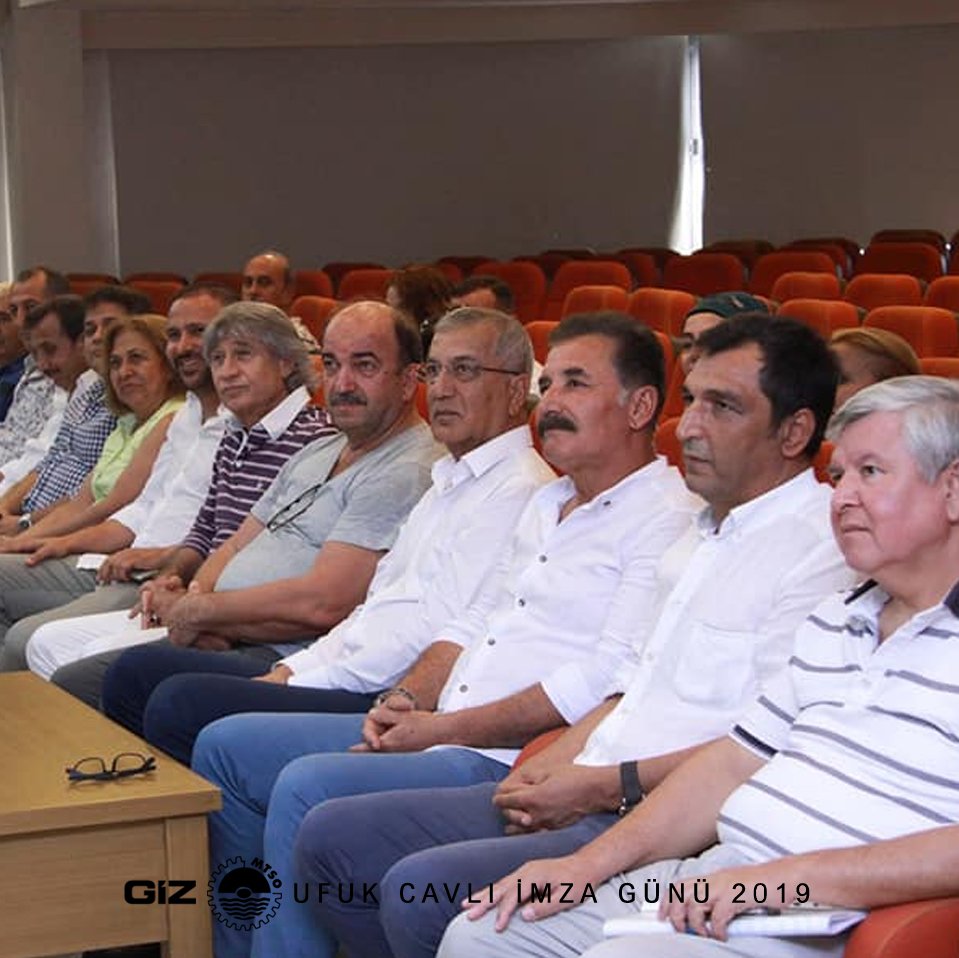 Değerli Yazarımız Ufuk Cavlı imza gününden kareler. Ufuk Cavlı "Millete Mektuplar" kitabını imzalıyor.