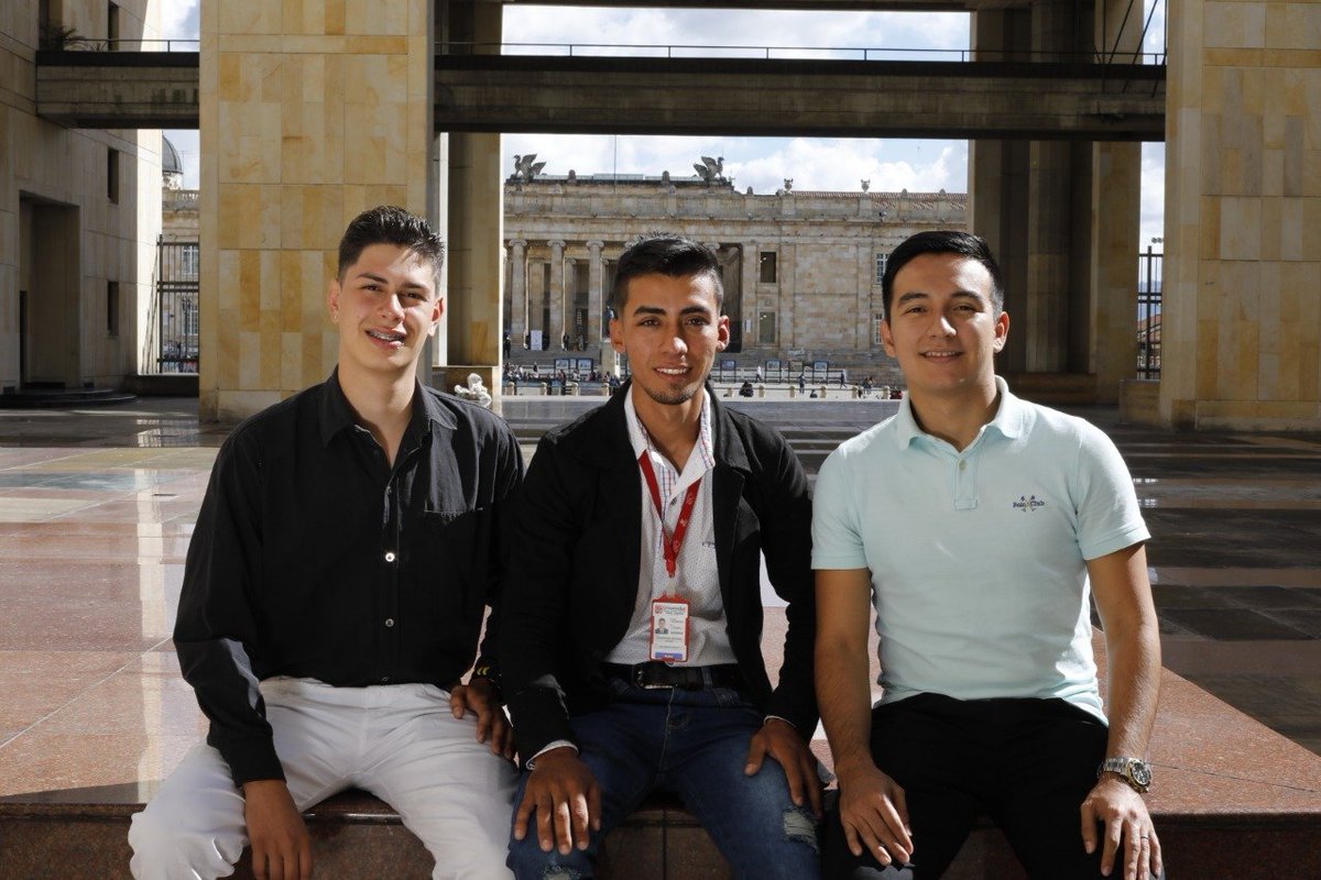 Julian_TorresJ's tweet photo. Deiby, Jaider y Juan Camilo de @JovenesAccionCo, iniciaron hoy sus prácticas en el Congreso de la República. Ellos hacen parte del segundo grupo de nueve estudiantes del programa que ingresan y se unen a los 16 que iniciaron en agosto. Orgullo para el país. #TalentoJeA. https://t.co/yMW0GJhtfV
