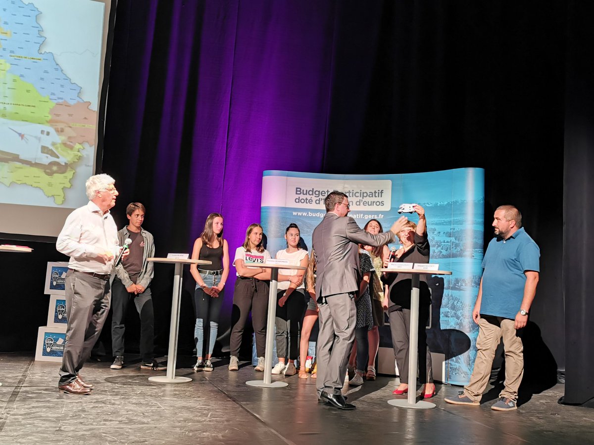 LaRadioHitFm's tweet photo. 1/2👥Porteurs de projets, élus, lauréats de la 1ère édition, plus de 600 personnes réunies ce soir au #DômedeGascogne d'#Auch pour le lancement de la campagne de vote de la 2e édition du #budgetparticipatif portée par @LeGers32 et son président @pmartin_32. #Gers #Reinventer https://t.co/rXTKIBoB1m