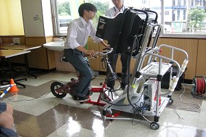 公式 神奈川県立大井高等学校 ８月29日に１学年を対象として 交通安全講習会を行いました 当日は湘南鴨宮自動車学校に集合し 自転車運転時の注意や歩行者として気をつけるべきこと 交通ルールについて 体験をまじえて楽しく学びました 自分の安全を他