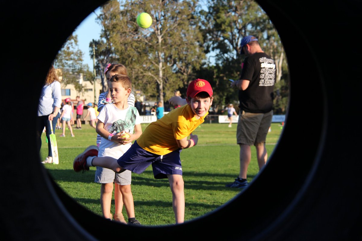 🤗 Great second day of the Community Blast in the Greater Hunter driven by <a href="/toyotiresaus/">Toyo Tires Australia</a> on Wednesday.

<a href="/SixersBBL/">Sydney Sixers</a> captain @mozzie21, <a href="/Hughesy1989/">Daniel Hughes</a>, Lauren Cheatle and Stephen O'Keefe joined hundreds of kids at Warners Bay.

Full gallery > bit.ly/2kuGgJ3

#smashemsixers