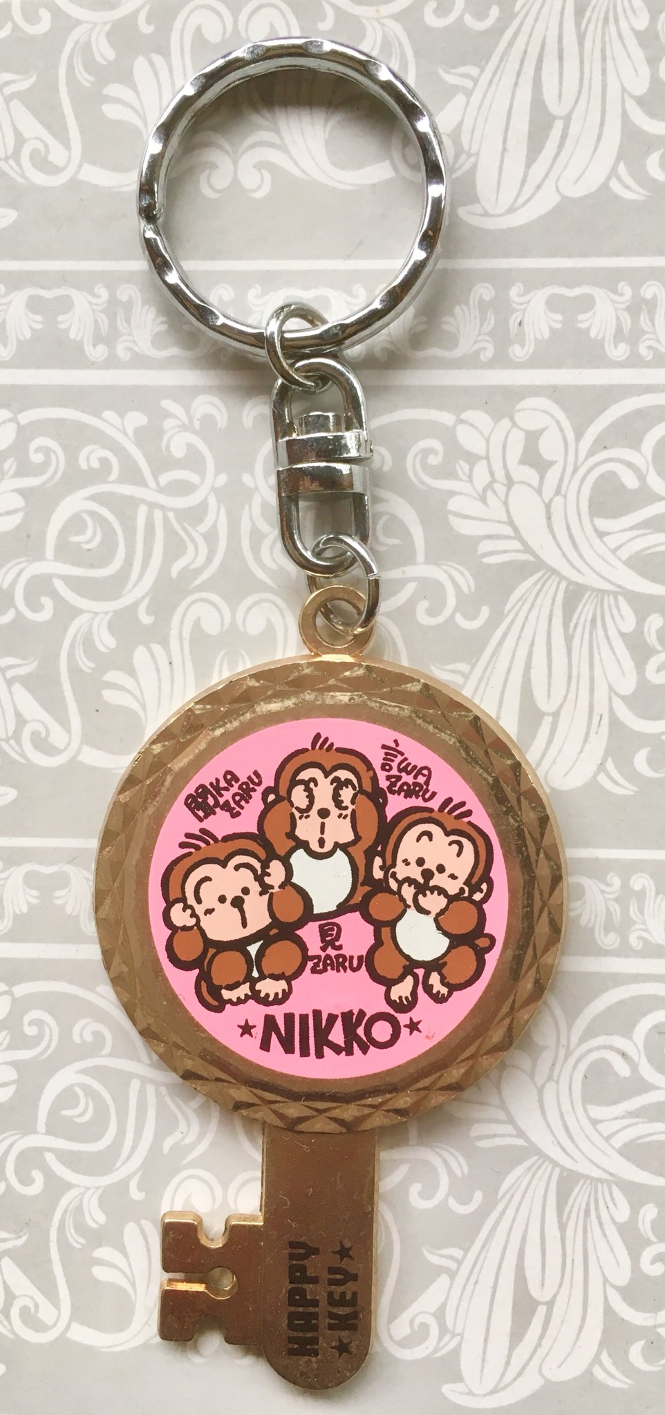 七ツ星 まったり鍵モチーフ紹介 375 栃木県日光のお土産鍵型キーホルダーです ピンクの字に名所の日光東照宮の三猿が かわいく描かれています 見zaru 聞kazaru 言wazaruの漢字とローマ字を組み合わせた表記にぐっときますね まったり鍵