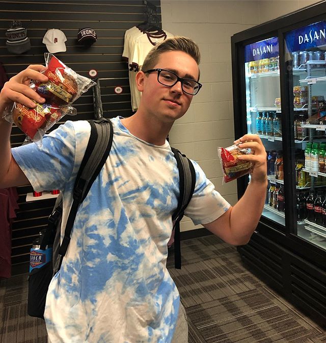 LSNstore's tweet image. The store will only be open from 7:15-8:00 tomorrow as DECA is going to the royals game! Also like this picture to enter the next giveaway for a Banana Nut Muffin!!
Tagging friends will increase your chance of winning!!🚨#theoprahofmuffins ift.tt/2UthXZw