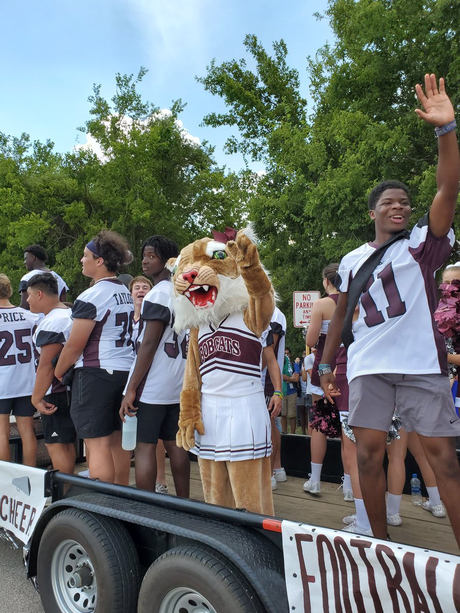 MsYoung_Teaches's tweet image. I 💜 being a Bobcat! 🐾 #BFNDBaby #HOCO2k19 #ParadeFun @CFAnaMartin @BFND_Football @CFSoftball_cats @CoachPaye_BFND