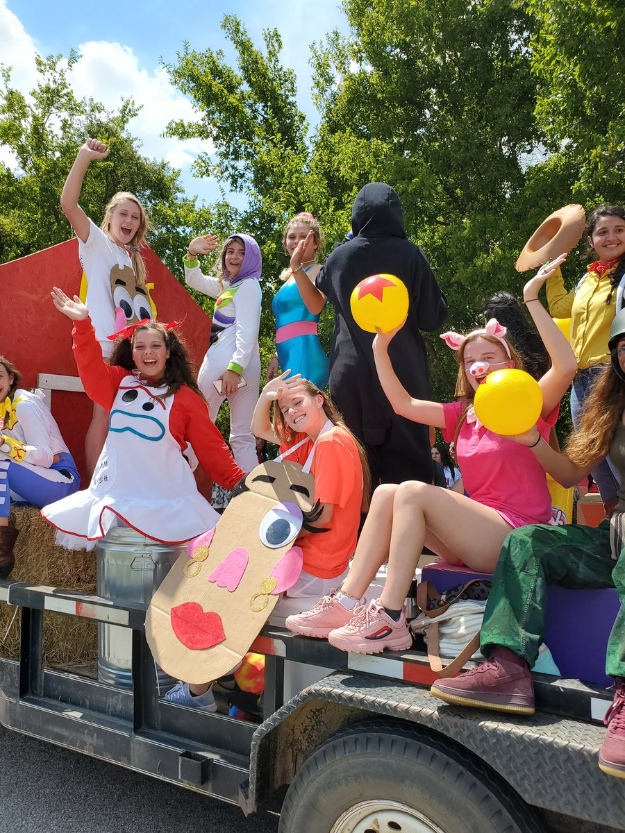 MsYoung_Teaches's tweet image. I 💜 being a Bobcat! 🐾 #BFNDBaby #HOCO2k19 #ParadeFun @CFAnaMartin @BFND_Football @CFSoftball_cats @CoachPaye_BFND