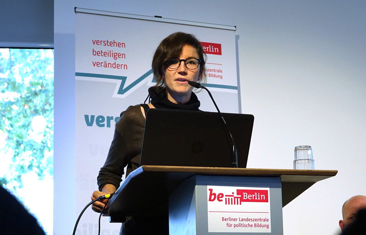 KReDo_Leipzig's tweet photo. Selana Tzschiesche vom #BerlinMonitor-Team stellte am 3.9. die Ergebnisse der aktivierenden Befragung zum #Antisemitismus in der Landeszentrale für politische Bildung in Berlin vor. Antisemitismus beginnt schon lange vor Übergriffen: bei der #Besonderung von Juden*Jüdinnen. https://t.co/DRLk0R87j4