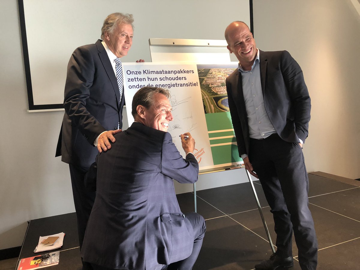 Feestelijke ondertekening steun klimaatakkoord @TechniekNL met Minister Wiebes, Ed Nijpels en Diederik Samson te gast. Nu van praten naar daden. Installateurs gaan liever aan de slag. Dank aan alle leden klankbordgroep. #klimaataanpakkers