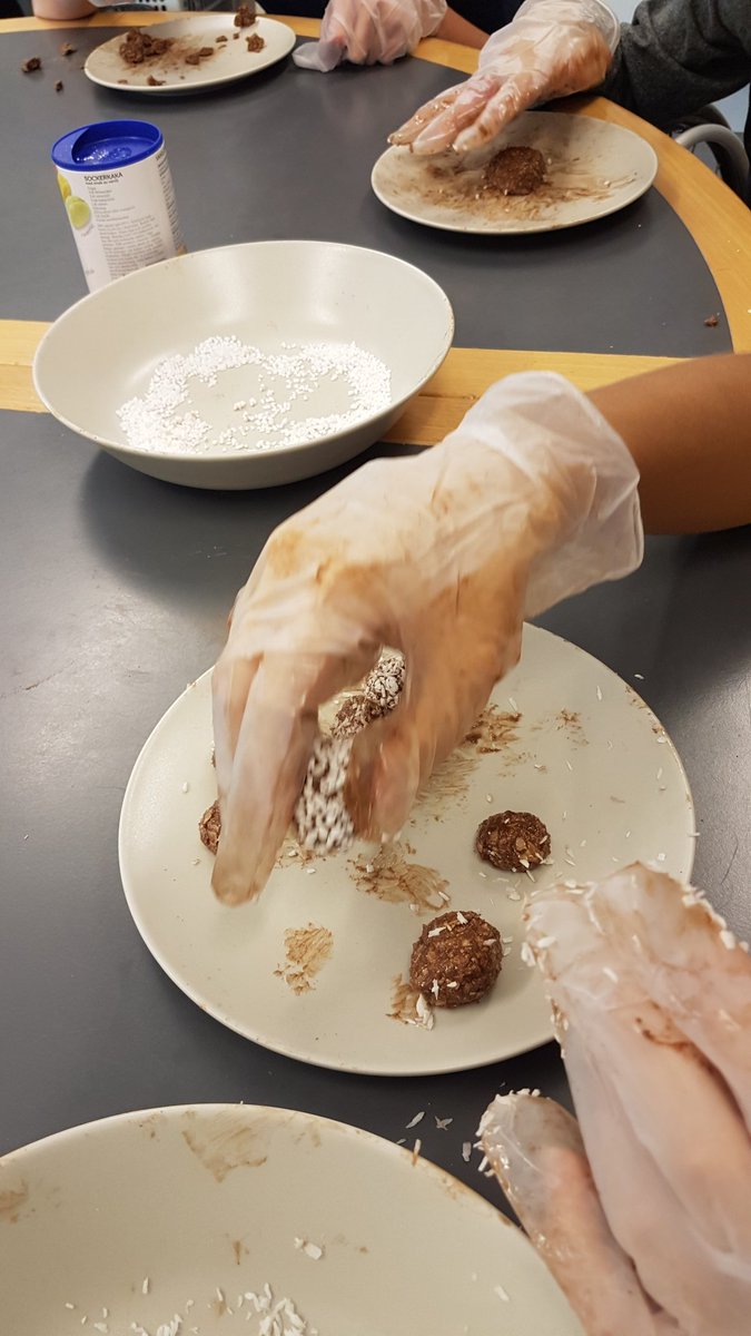 ThRydAssistent's tweet photo. I fredags bakades det chokladbollar på Gryffindor fritids!

#sissollentuna #assistenterna #endagsomassistent #gryffindor #gryffindorfritids https://t.co/Q0HOsQn5x6