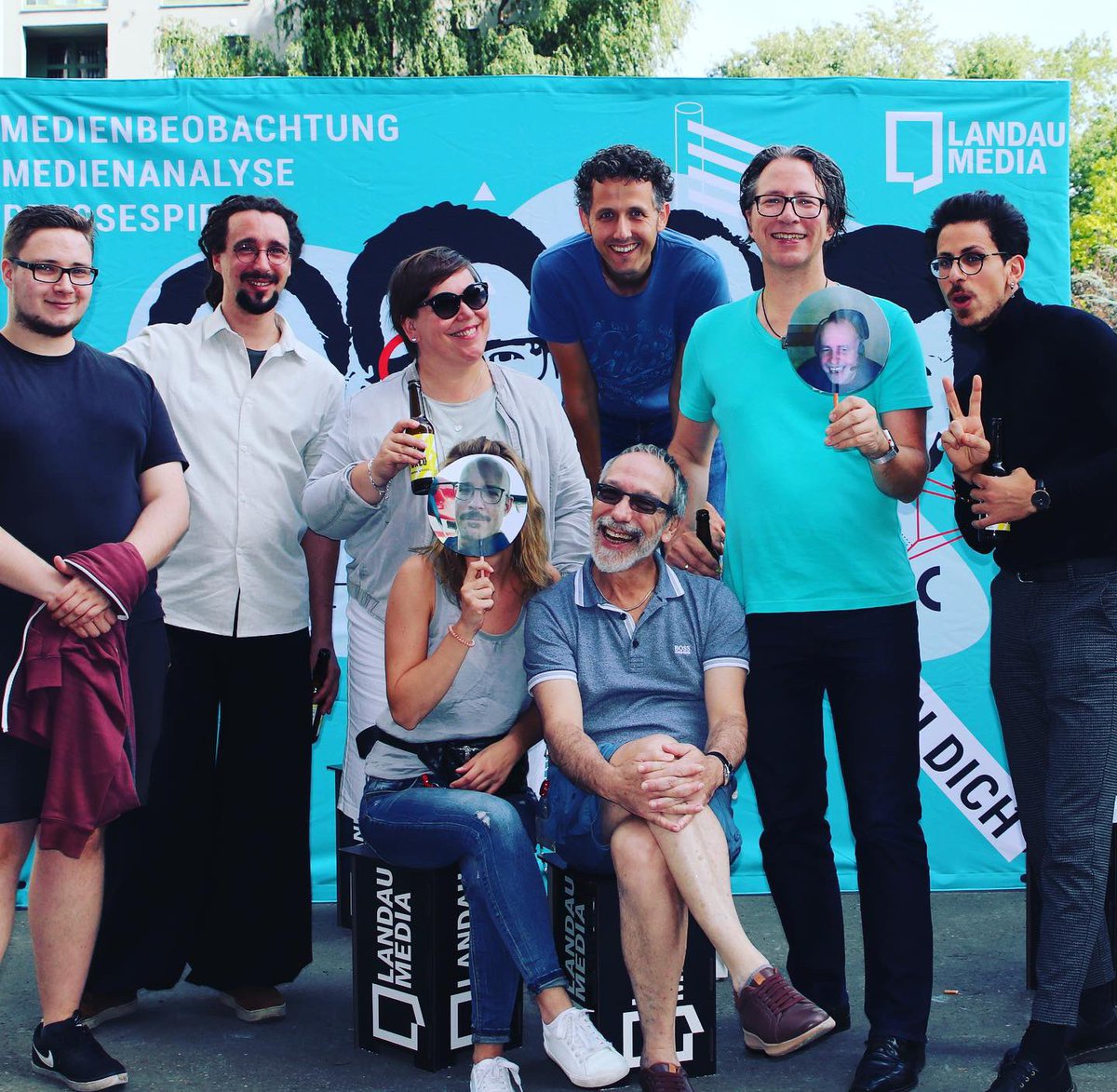 landaumedia's tweet photo. Teamwork makes the dream work. Und gehört gefeiert. Aus Gründen. 🎉🎉🎉#landaumedia #celebrate #mediaaccount #byebyema2 #bestesteam #jonesicecream #iceicebaby #icecreamlove https://t.co/CCP9R4mCMl