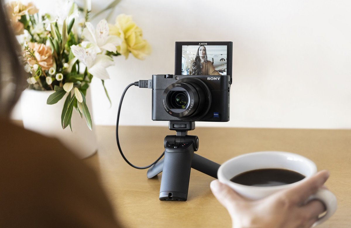 SonyElectronics's tweet image. Tell your story. (The RX100 III Video Creator Kit now $150 off in U.S. only 👉 bit.ly/VideoCreatorKi…) #SonyRX