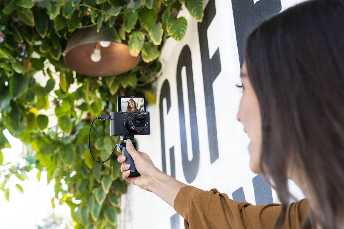 SonyElectronics's tweet image. Tell your story. (The RX100 III Video Creator Kit now $150 off in U.S. only 👉 bit.ly/VideoCreatorKi…) #SonyRX